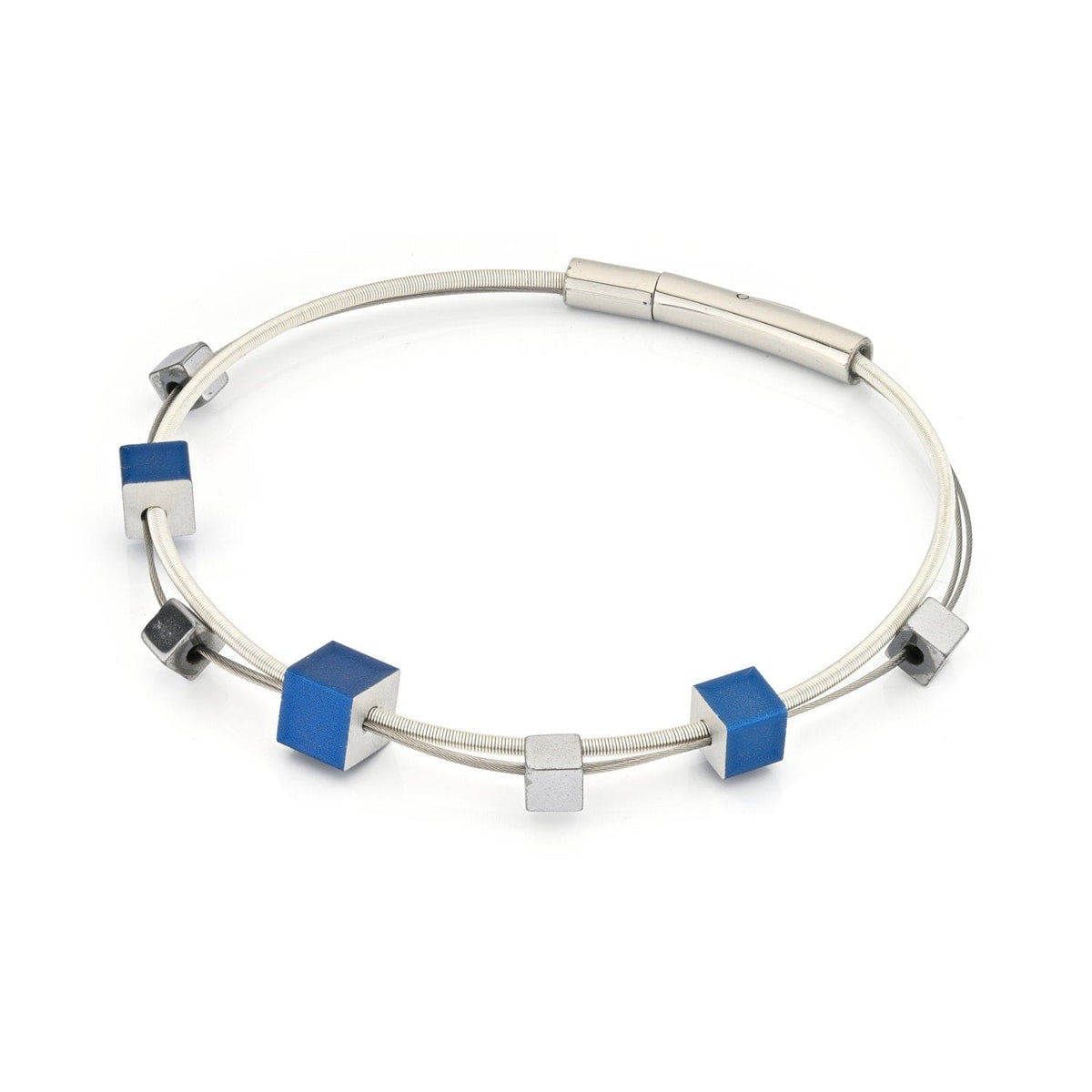 Zilveren armband met speelse blauwe en zilveren kubusjes op een flexibele draad.