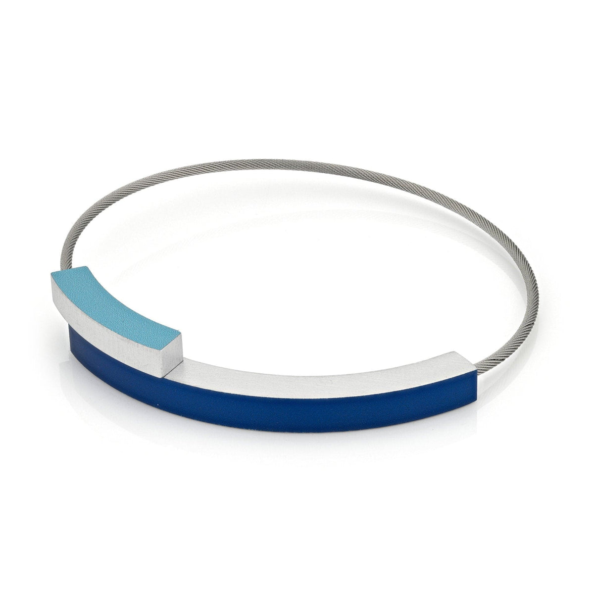 Armband met twee boogjes in blauw en lichtblauw, op een zilveren band.