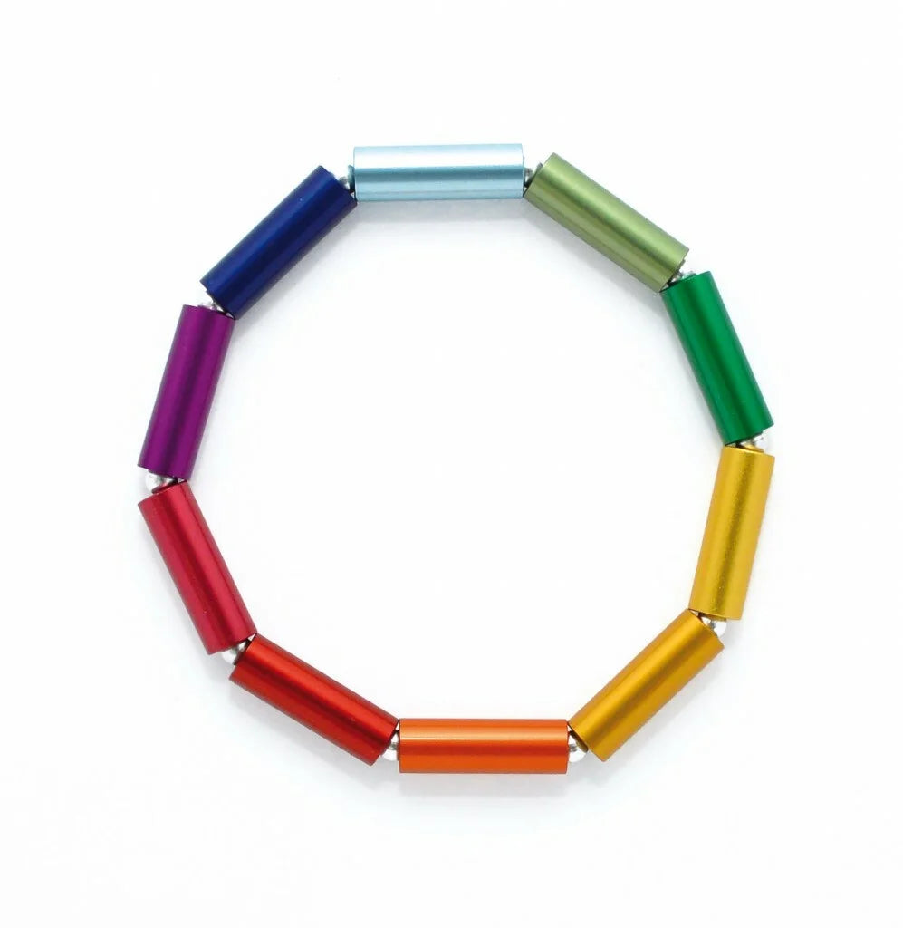 Gekleurde armband met metalen buisjes in paars, blauw, groen, geel, oranje en rood.