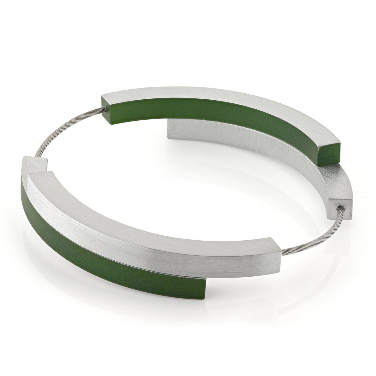 Zilveren armband met vier groene bogen en een strakke, moderne afwerking.