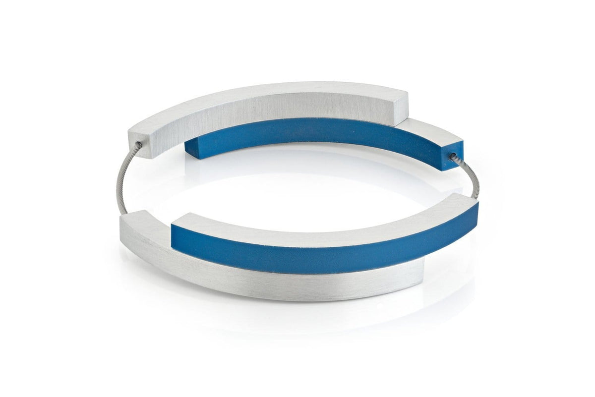 Armband met vier bogen in zilver en blauw, met een strakke, moderne vormgeving.