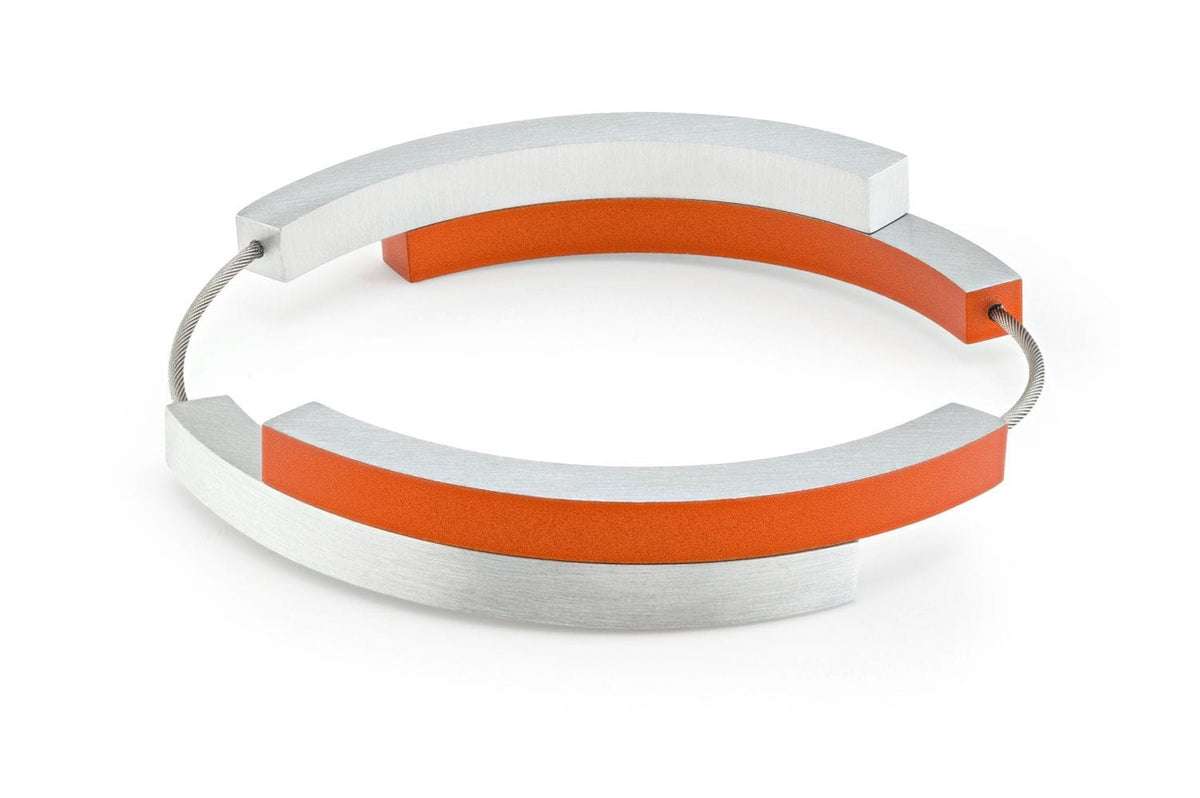 Armband met vier bogen, twee in zilver en twee in oranje, met een strakke, moderne uitstraling.