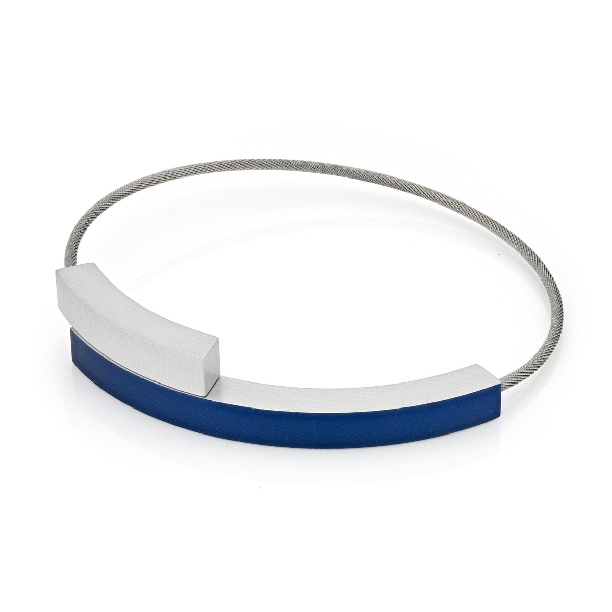 De Armband Twee boogjes Blauw A34B van CLIC Creations is een minimalistisch modern stuk met een flexibele zilveren kabel en twee gebogen rechthoekige metalen hangers, een mat zilver en de andere mat blauw, tegenover elkaar geplaatst. Deze handgemaakte armband heeft een magnetische sluiting voor naadloos dragen.