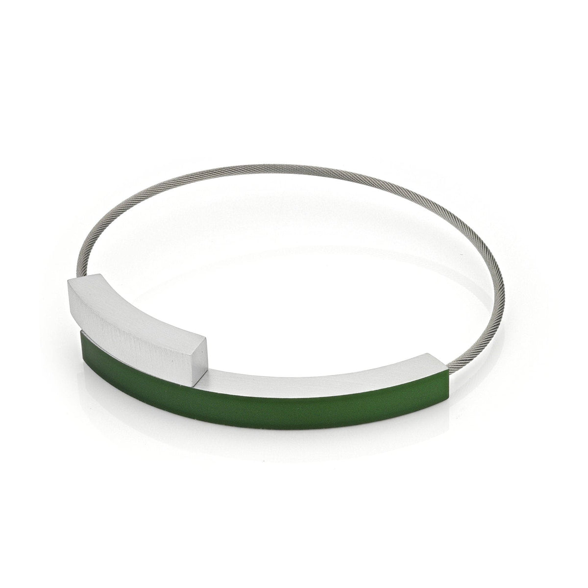De Armband Twee boogjes Groen A34GR van CLIC Creations heeft een handgemaakt minimalistisch ontwerp met een metalen draad en twee gebogen segmenten, één in geborsteld zilver en de andere in donkergroen, tegenover elkaar geplaatst. Het heeft een magnetische sluiting voor eenvoudig dragen.