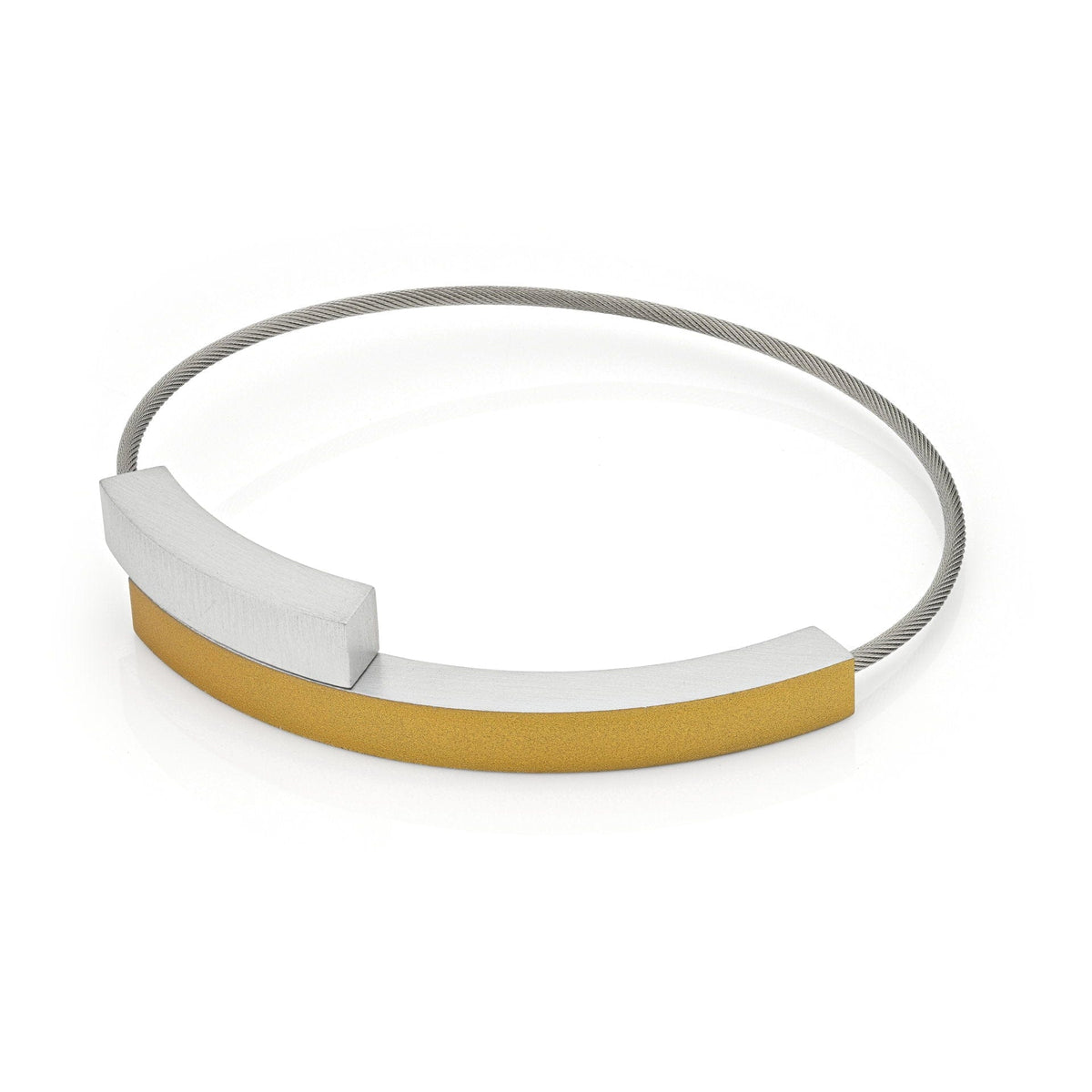 Gouden armband met twee boogjes, één in goudkleur en één in zilverkleur, op een dunne band.