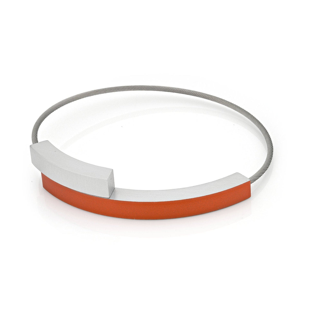 Armband met twee boogjes, één oranje en één zilverkleurig, op een flexibele zilveren band.