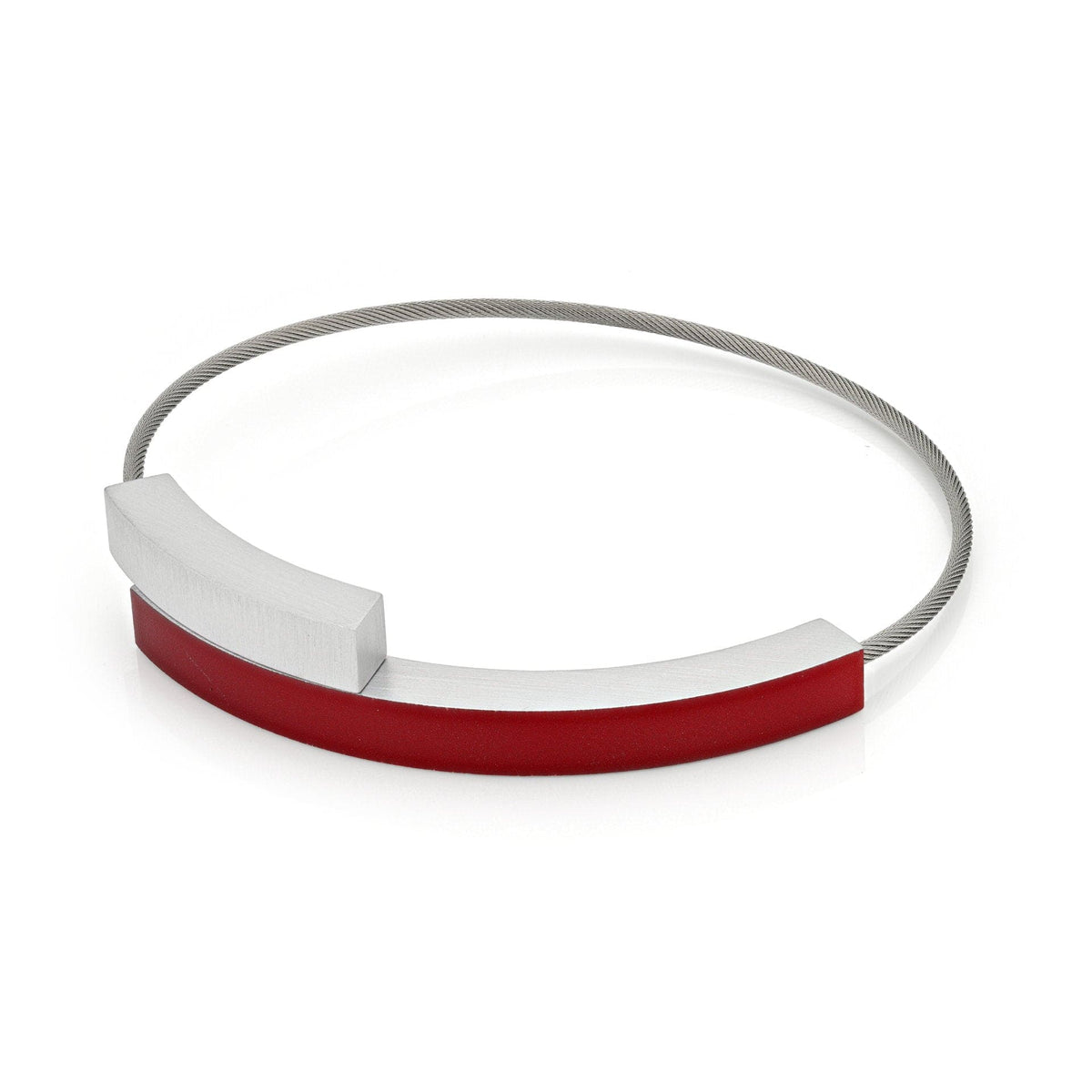 Armband met twee boogjes, zilveren band met een rode kunststof inzet.