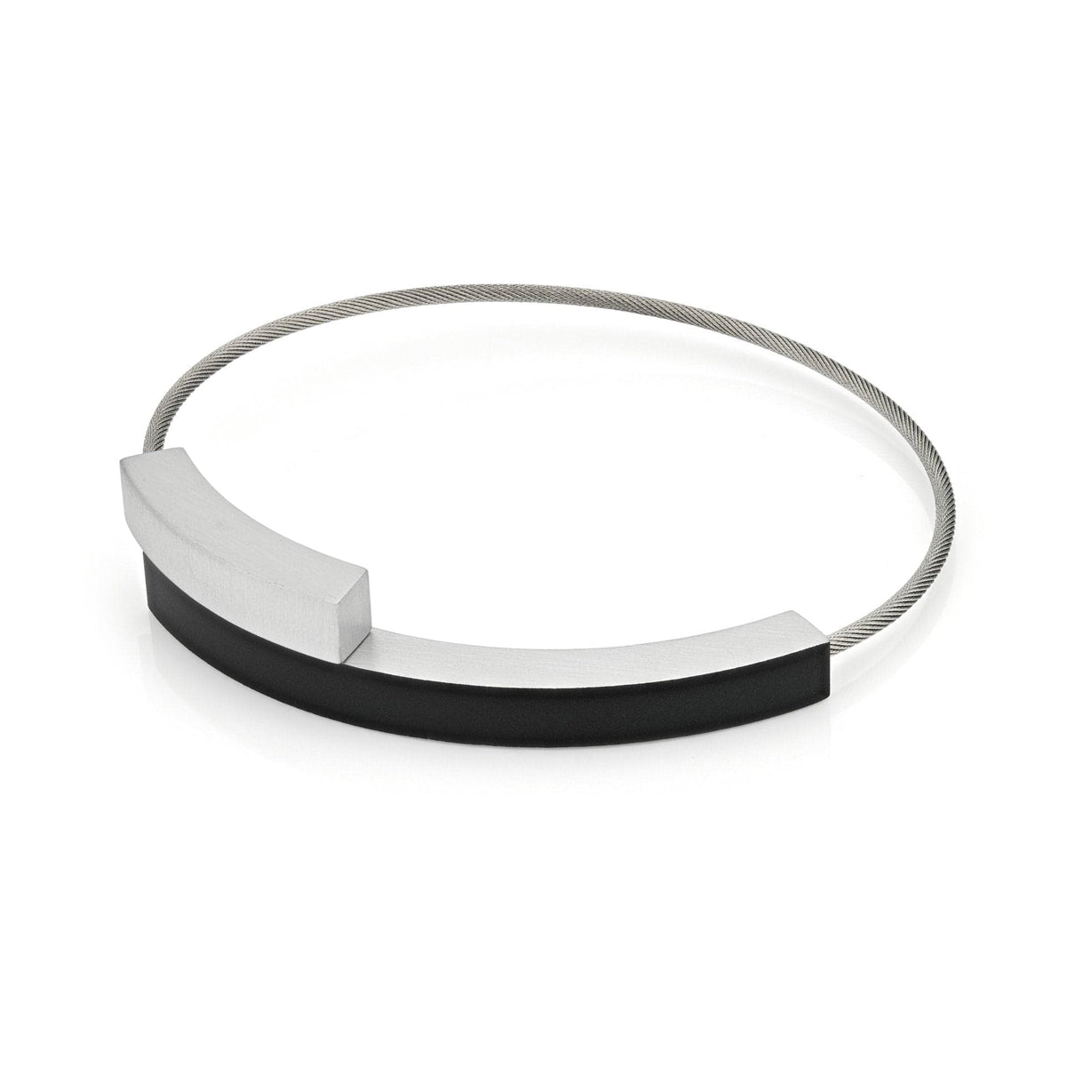 De Armband Twee boogjes Zwart A34Z van CLIC Creations is een moderne, handgemaakte zilveren chokerketting met een flexibele draadband met een strakke zwarte en zilveren rechthoekige staaf. Het minimalistische ontwerp toont contrasterende materialen en strakke lijnen, afgewerkt met een discrete magnetische sluiting voor eenvoudig dragen.