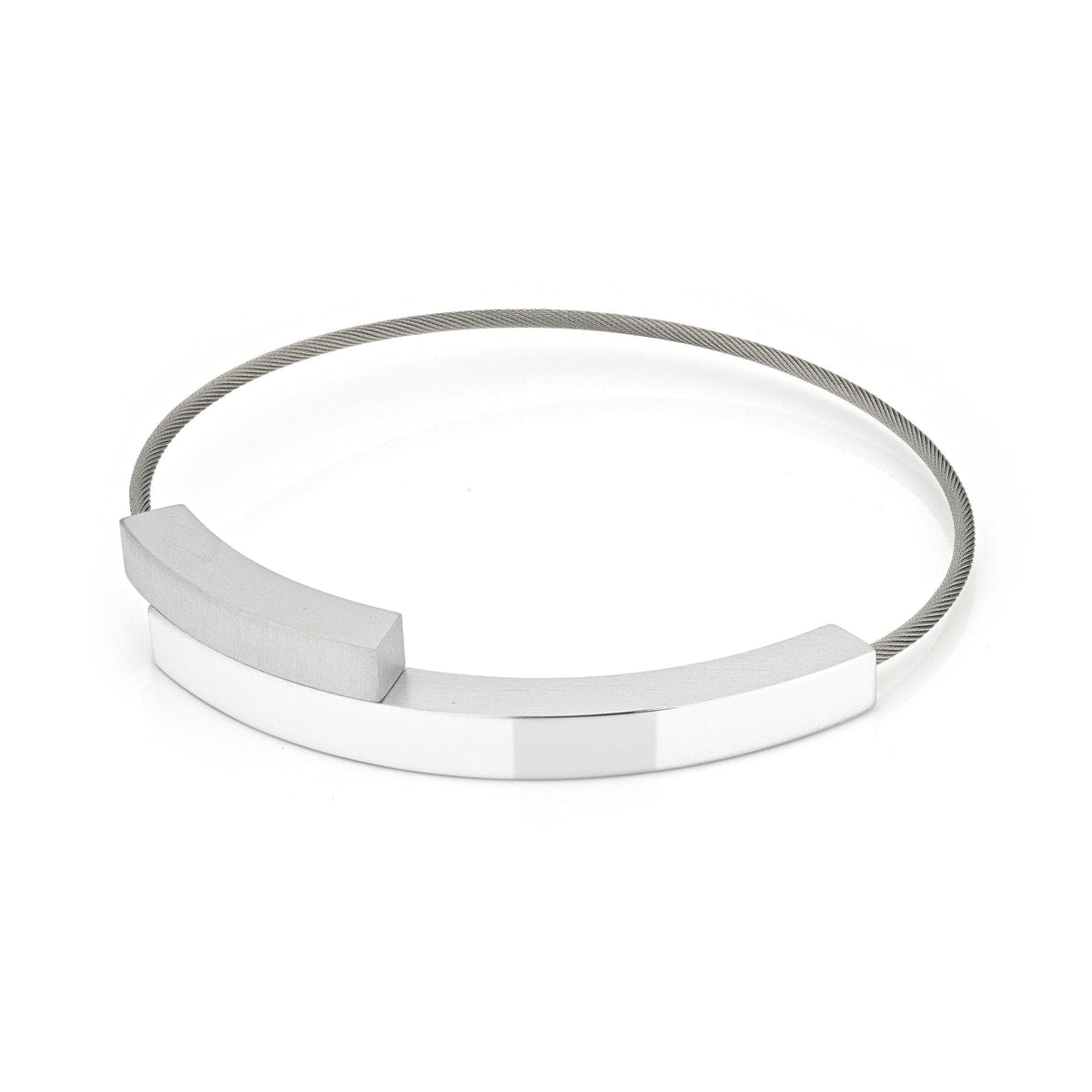 Zilveren armband met twee gebogen elementen en een slanke, ronde band.