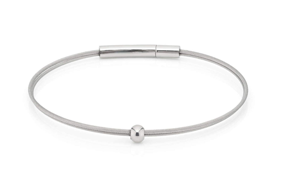 Zilveren armband met een eenvoudige, strakke vorm en een enkele bolvormige sluiting.