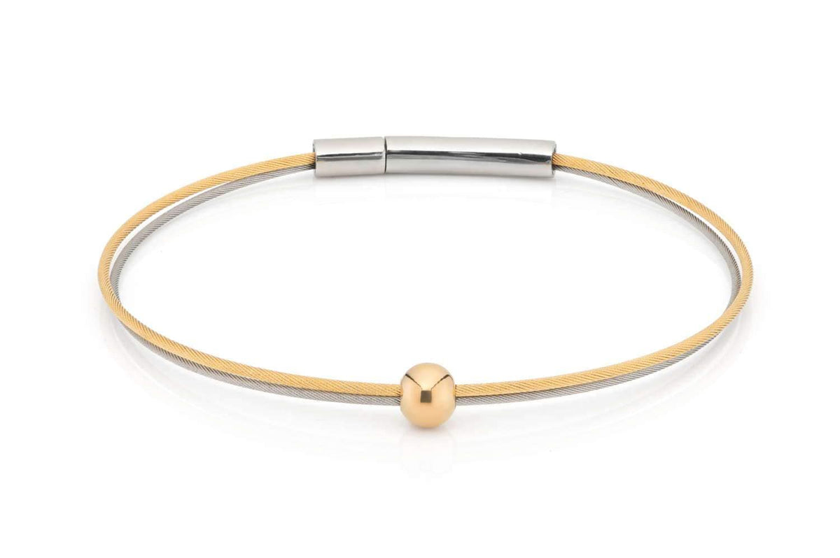 Gouden armband met een bolletje en een zilverkleurige sluiting, minimalistisch ontwerp.