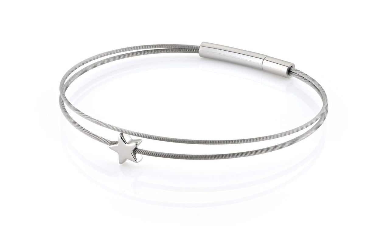 Zilveren armband met dubbele draad en een stervormig detail.
