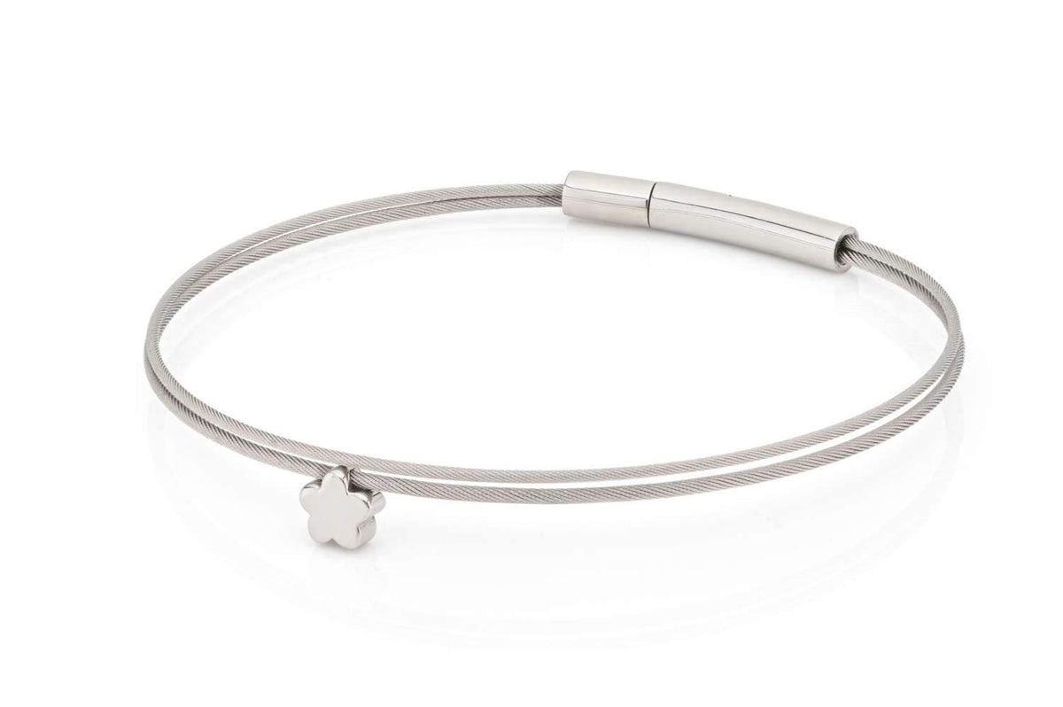 De zilverkleurige Thinking of You 🌸 armband basic van CLIC Creations heeft een strak, dun design met een bloemvormige bedel en een cilindervormige sluiting. Deze armband met bloem is handgemaakt in Nederland en is zowel elegant als vakkundig gemaakt.
