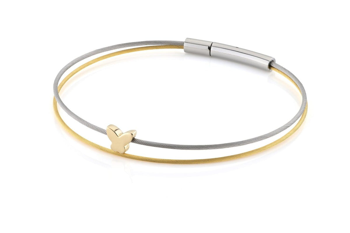 De Thinking of You 🦋 armband goud van CLIC Creations heeft twee in elkaar verweven banden, zilver en goud. Een klein bedeltje versiert de gouden band, met een strak design en metalen sluiting, waardoor het een ideaal persoonlijk cadeau is.