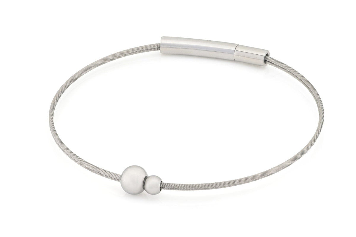 Zilveren armband met een strakke, minimalistische uitstraling en twee ronde elementen.