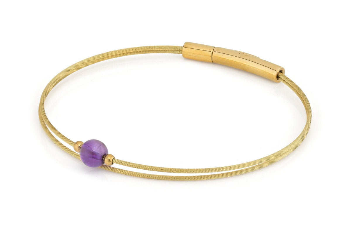 Gouden armband met een paarse amethist en een strakke, minimalistische uitstraling.