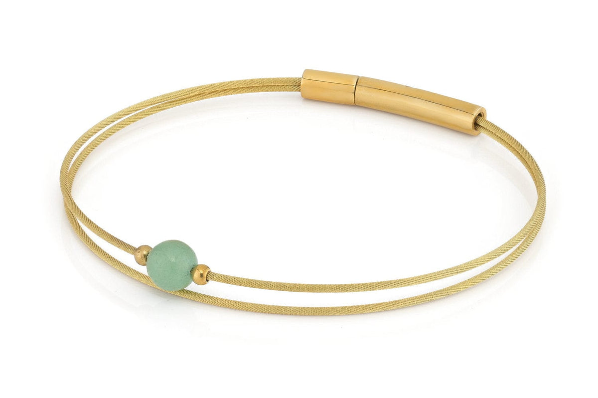 Armband met dubbele gouden band en een aventurijn-kraal in het midden.