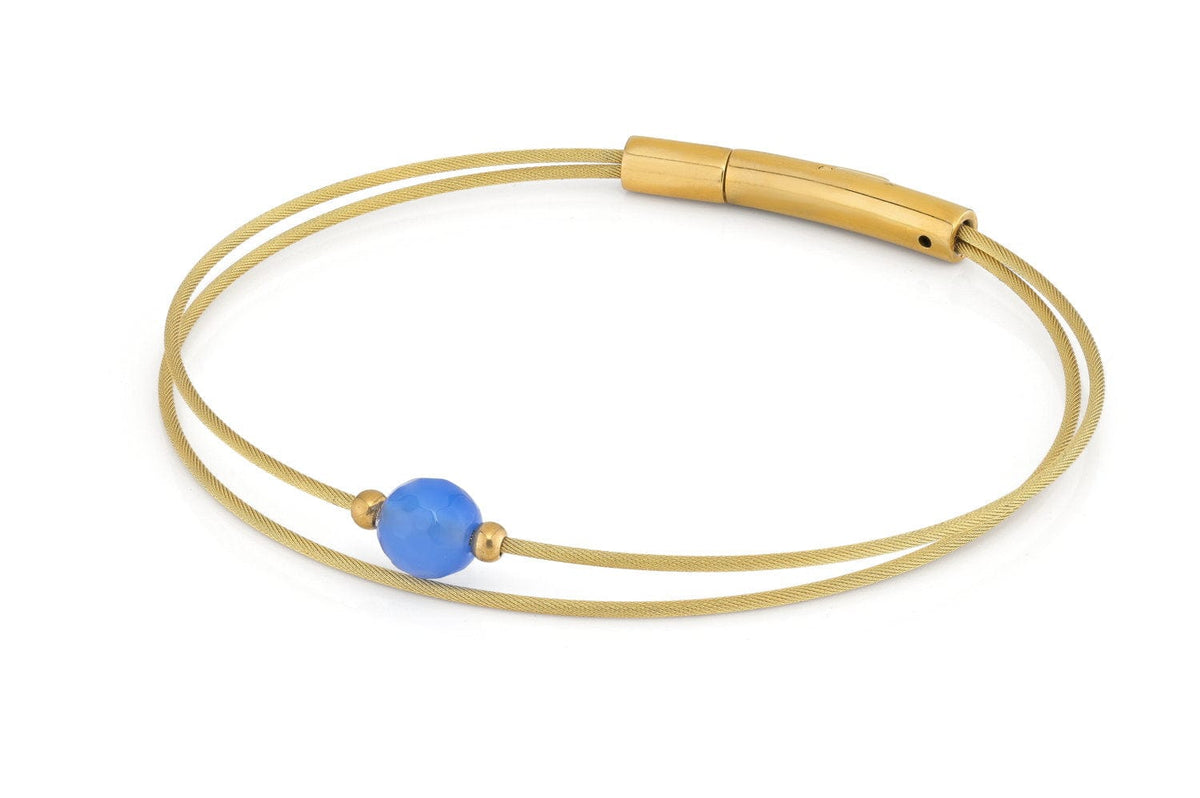 Gouden armband met dubbele draad en een blauwe agaatsteen in het midden.