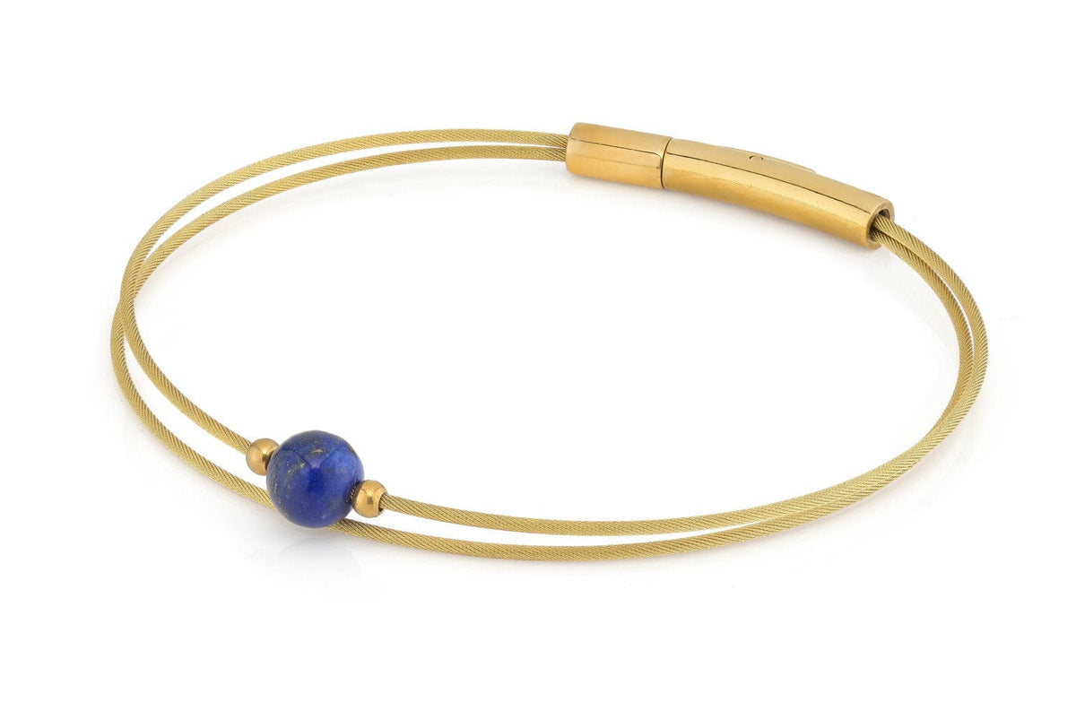Goudkleurige armband met lapis lazuli en dubbele draad, voorzien van een magnetische sluiting.