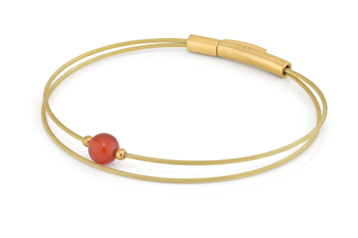 Goudkleurige armband met twee draden en een centrale carneool-kraal.