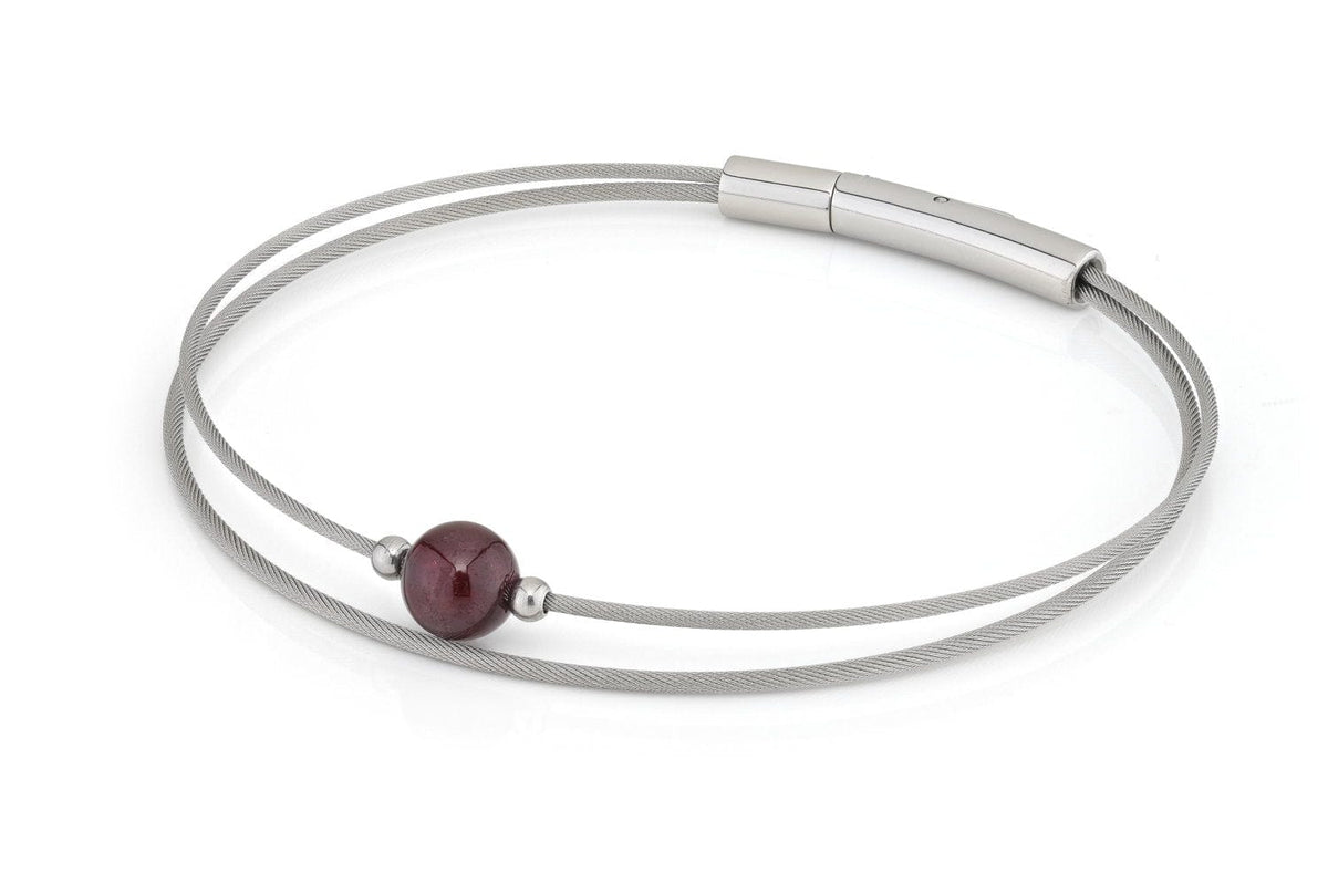 De minimalistische Thinking of You armband Granaat zilver A718B van CLIC Creations heeft twee dunne zilveren draden met een enkele rode Granaat kraal. Handgemaakt in Nederland, het bevat een strakke cilindervormige zilveren sluiting voor een moderne en elegante look.