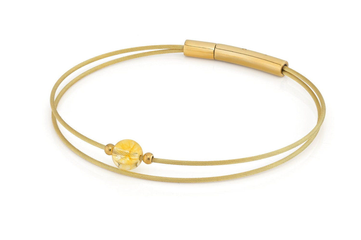 Goudkleurige armband met dubbele band en een citrien steentje in het midden.