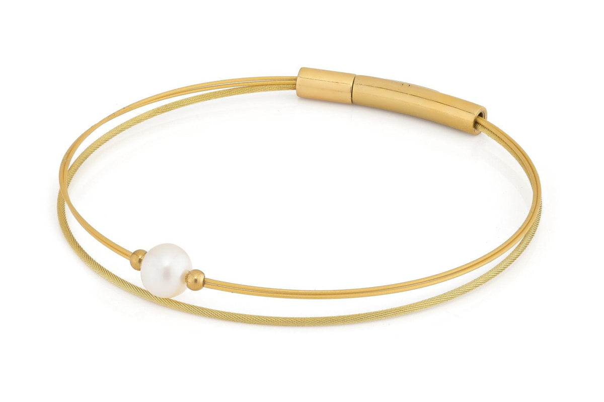Goudkleurige armband met dubbele draad en een parel als opvallend detail.