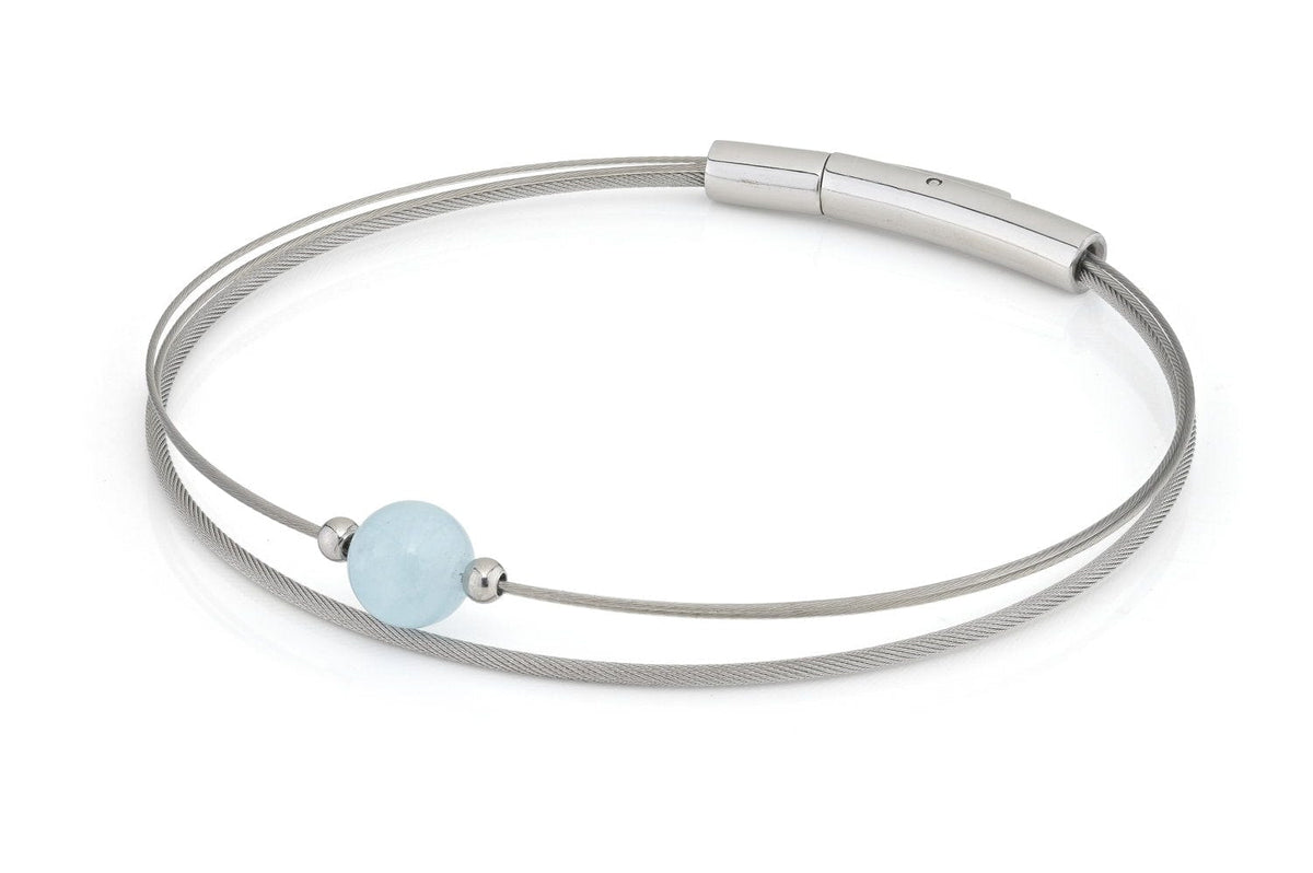 De Thinking of You armband Aquamarijn zilver A721B van CLIC Creations heeft een minimalistisch ontwerp met één lichtblauwe Aquamarijn kraal en dunne zilveren strengen, vastgemaakt met een strakke zilveren sluiting.