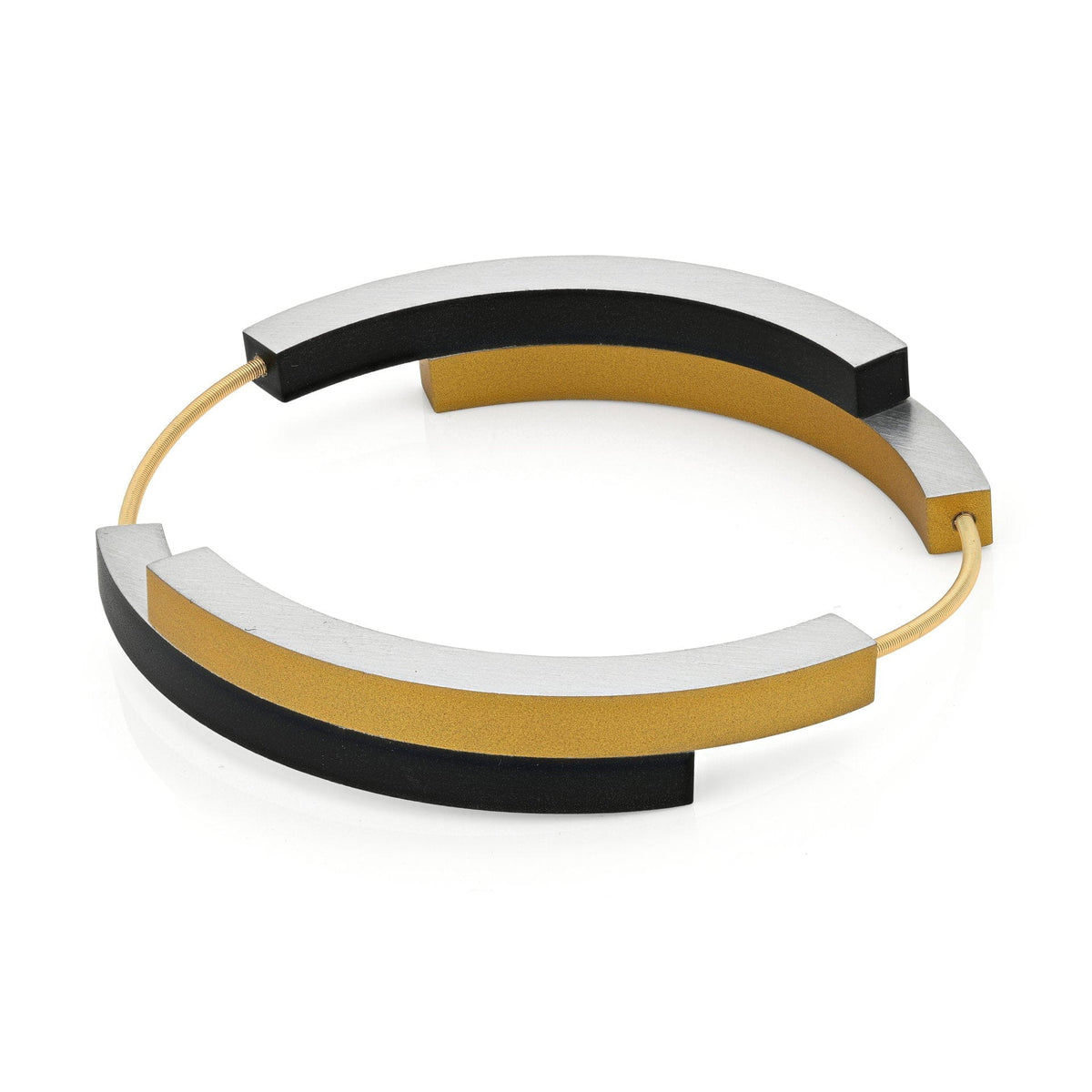 Armband met vier bogen in zwart en goudkleurig, gemaakt van een combinatie van materialen.