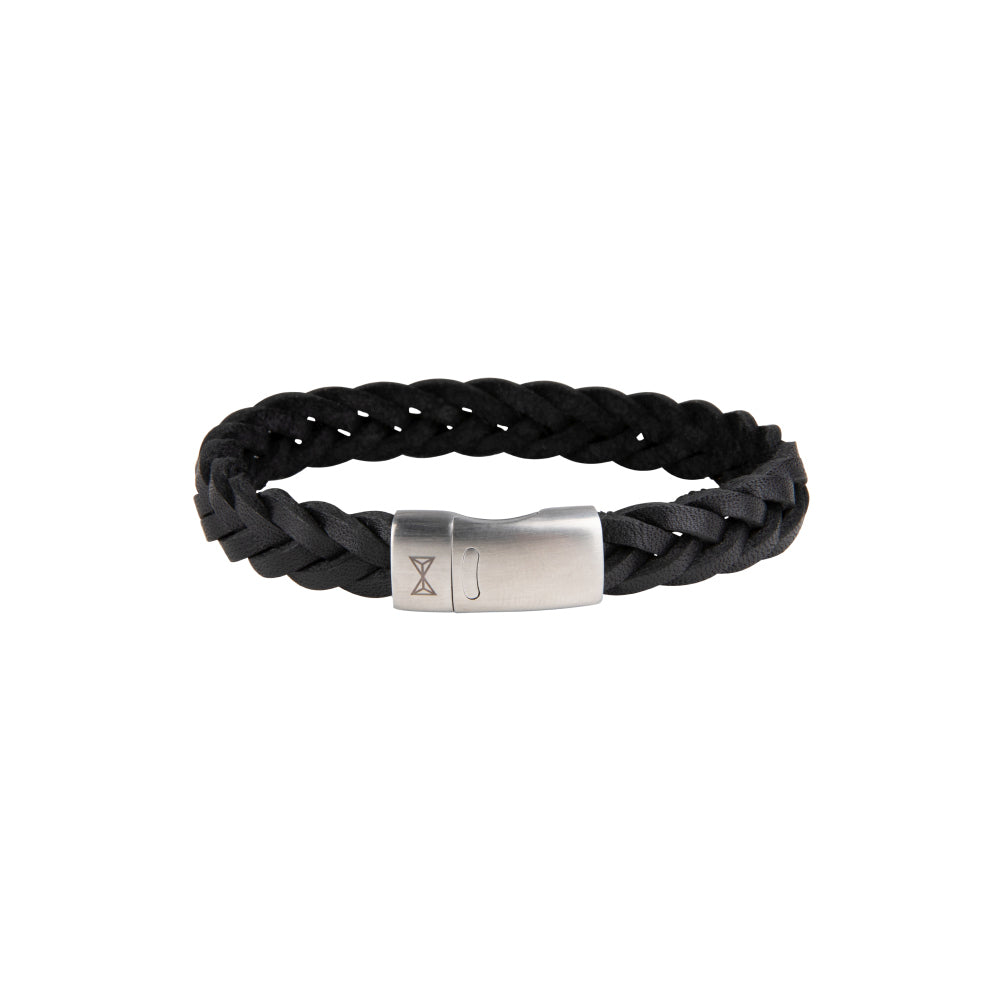 Zwarte leren armband met gevlochten ontwerp en metalen sluiting.