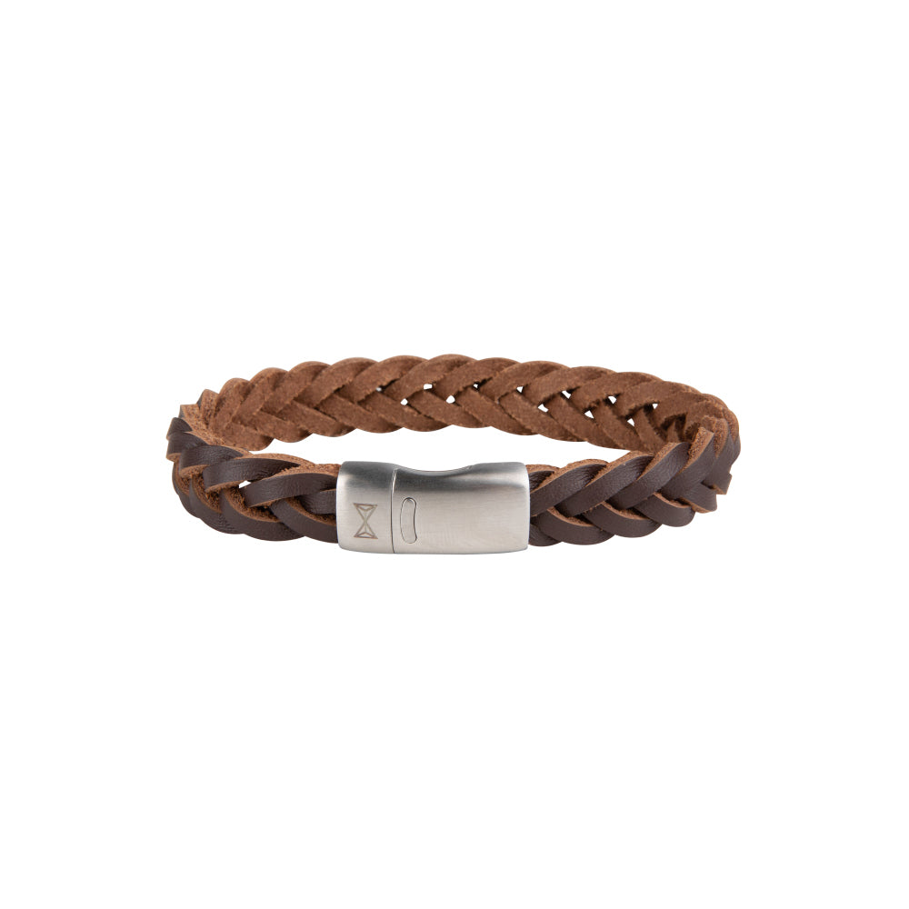 Bruine leren armband voor heren met een gevlochten ontwerp en een metalen sluiting.