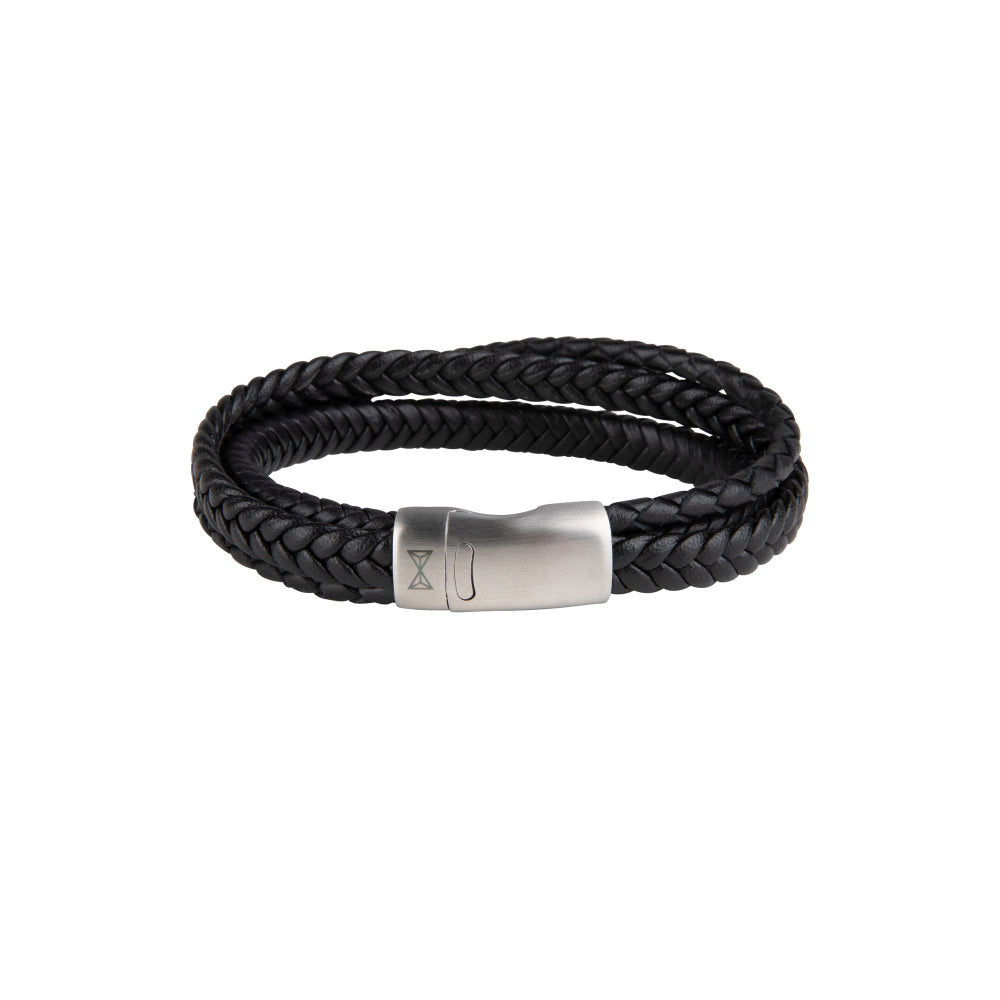 Zwarte leren armband met drie gevlochten strengen en een zilverkleurige sluiting.