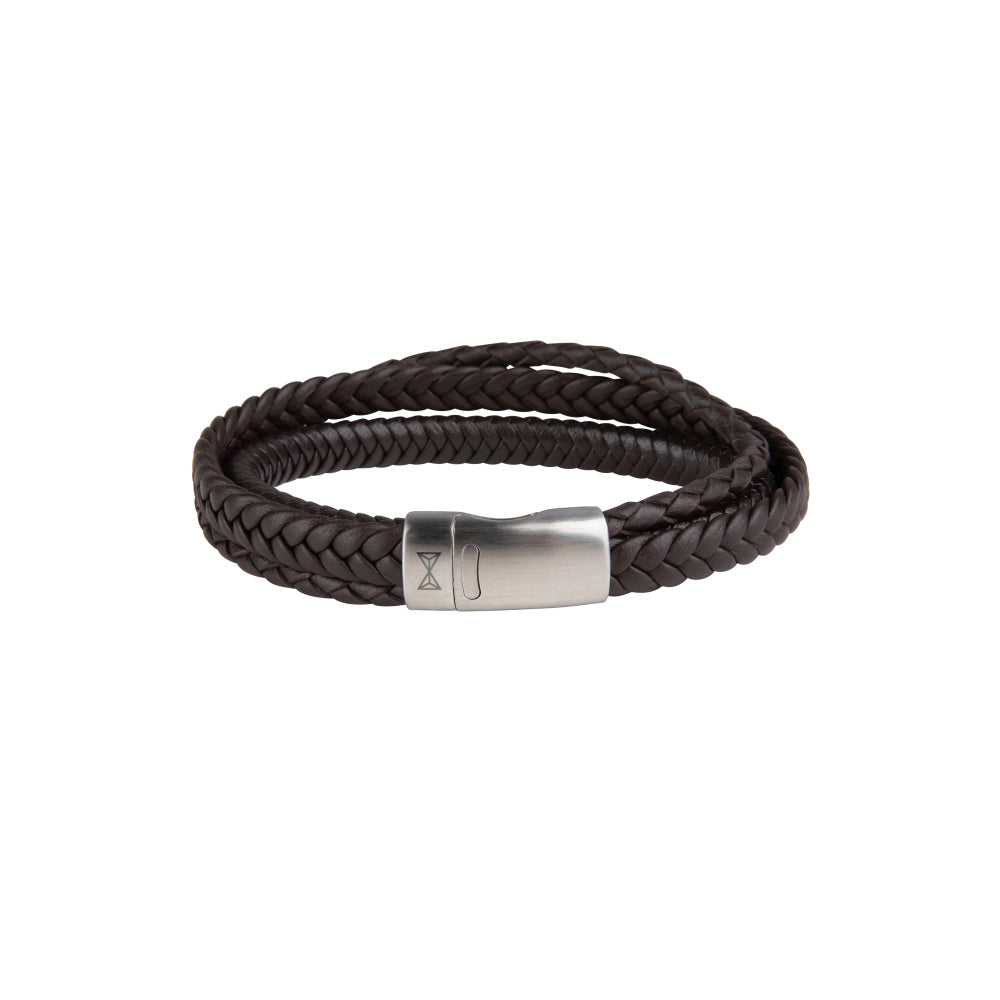 Leren armband voor heren in bruin met drie gevlochten strengen en een zilverkleurige sluiting.