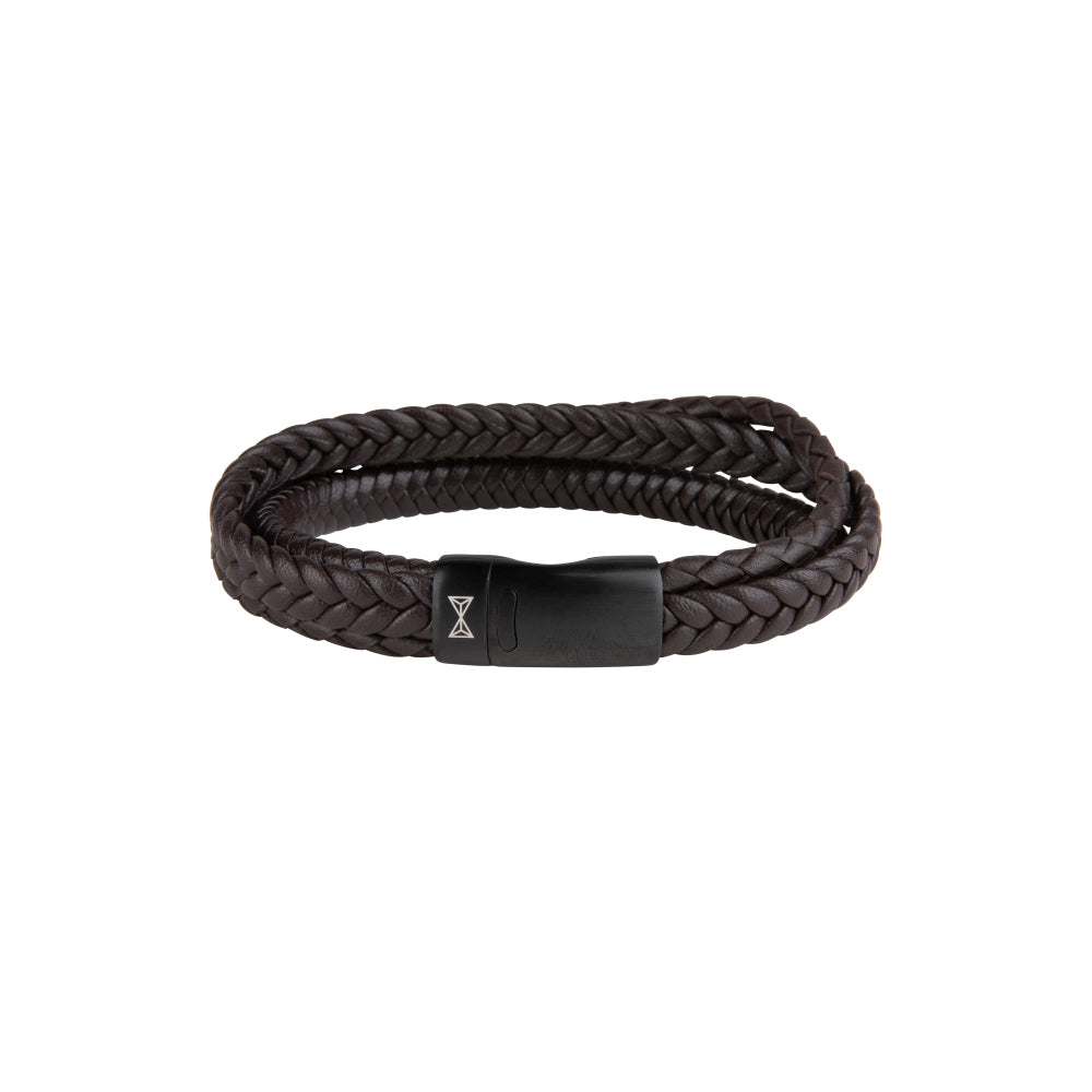 Bruine leren armband voor heren met drie gevlochten strengen en een zwarte sluiting.