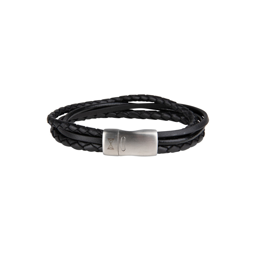 Zwarte leren armband voor heren met vier gevlochten strengen en een zilverkleurige sluiting.