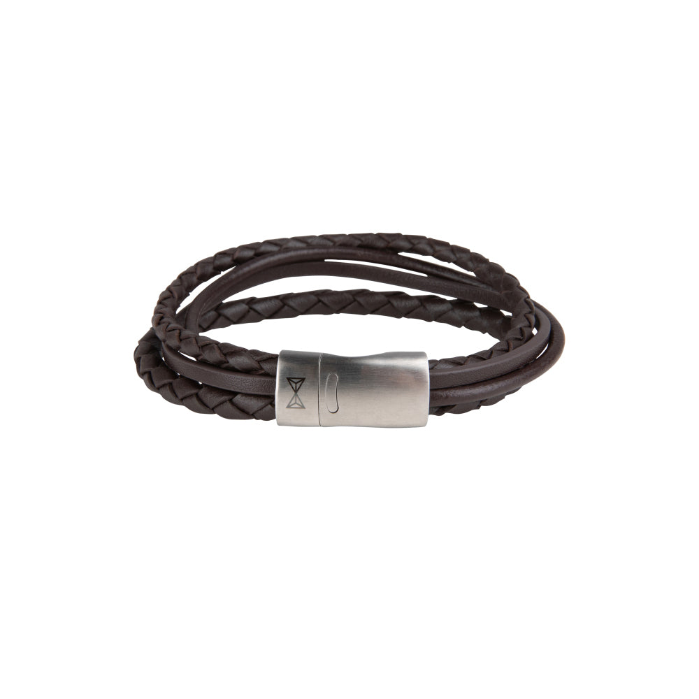 Bruine leren armband voor heren met vier gevlochten strengen en een zilverkleurige sluiting.