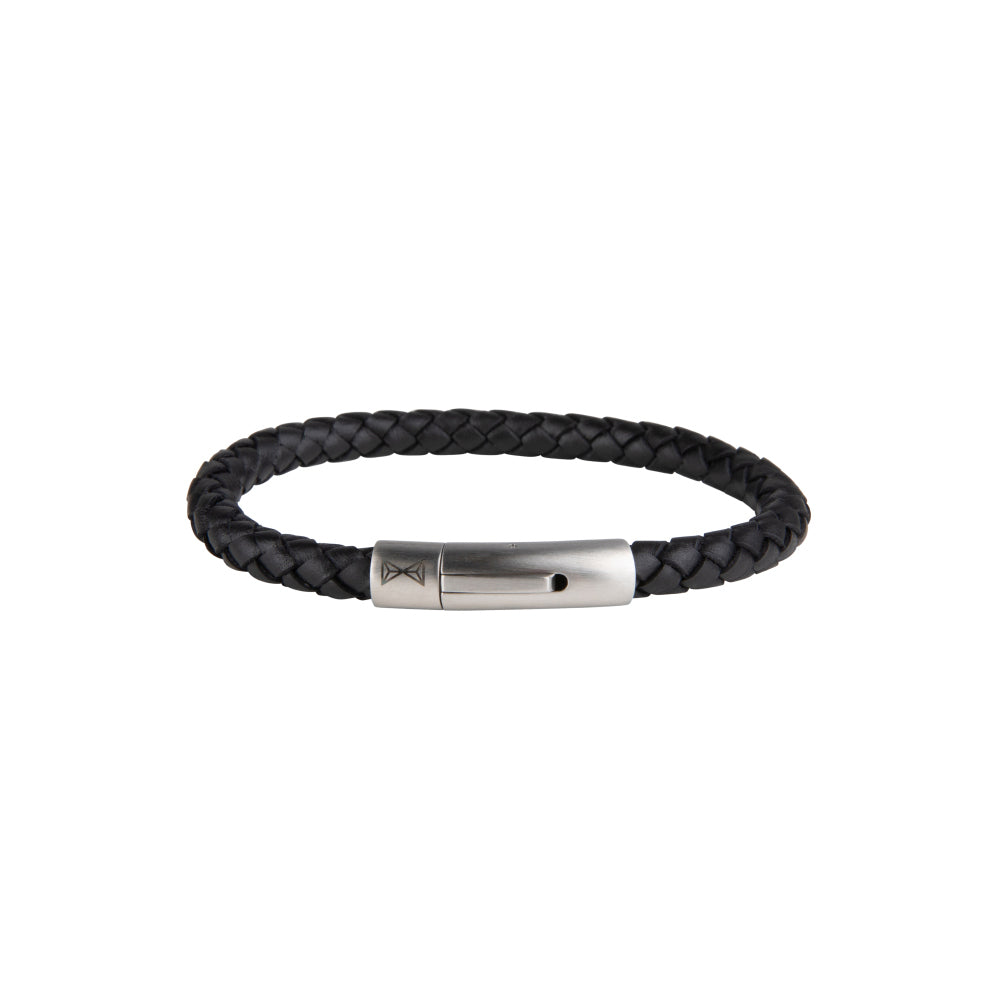 Zwarte leren armband voor heren met een gevlochten ontwerp en een zilverkleurige sluiting.