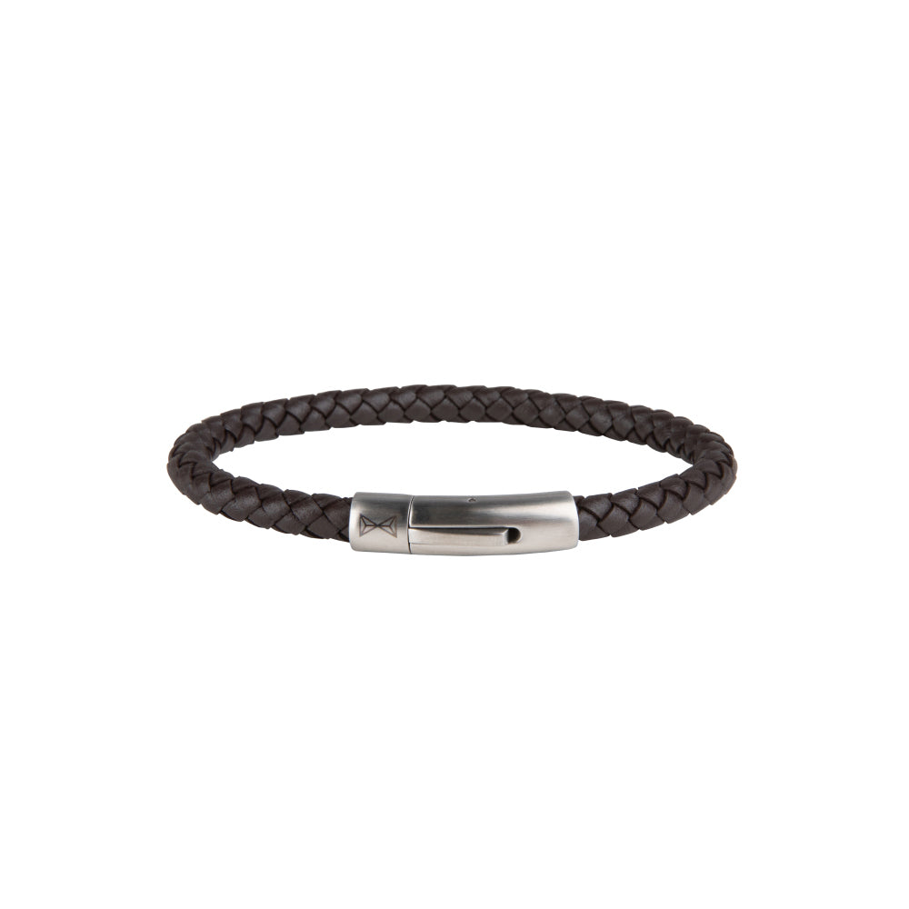 Bruine leren armband voor heren met een gevlochten ontwerp en een zilverkleurige sluiting.