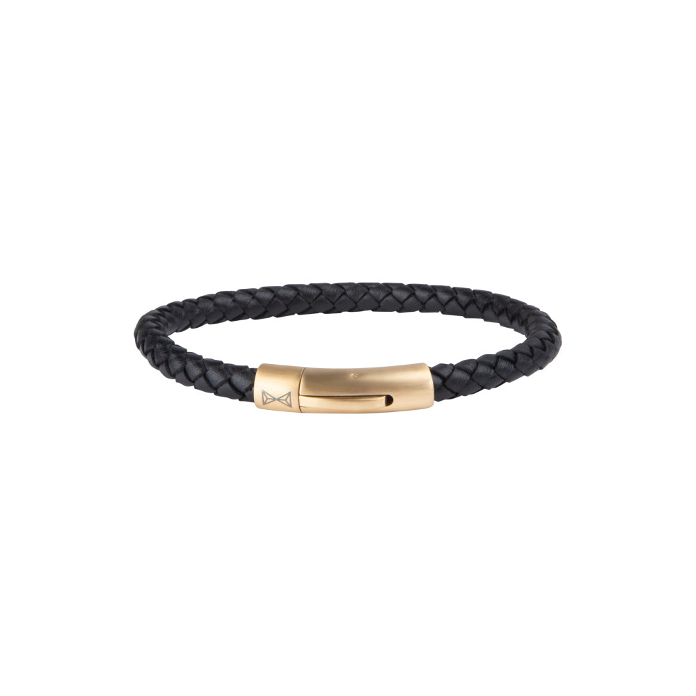 Zwarte leren armband met gevlochten ontwerp en een gouden sluiting.