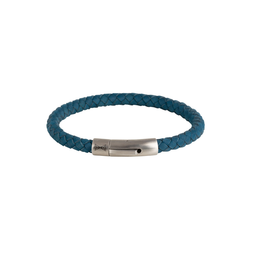 Leren armband voor heren in navyblauw met een metalen sluiting.