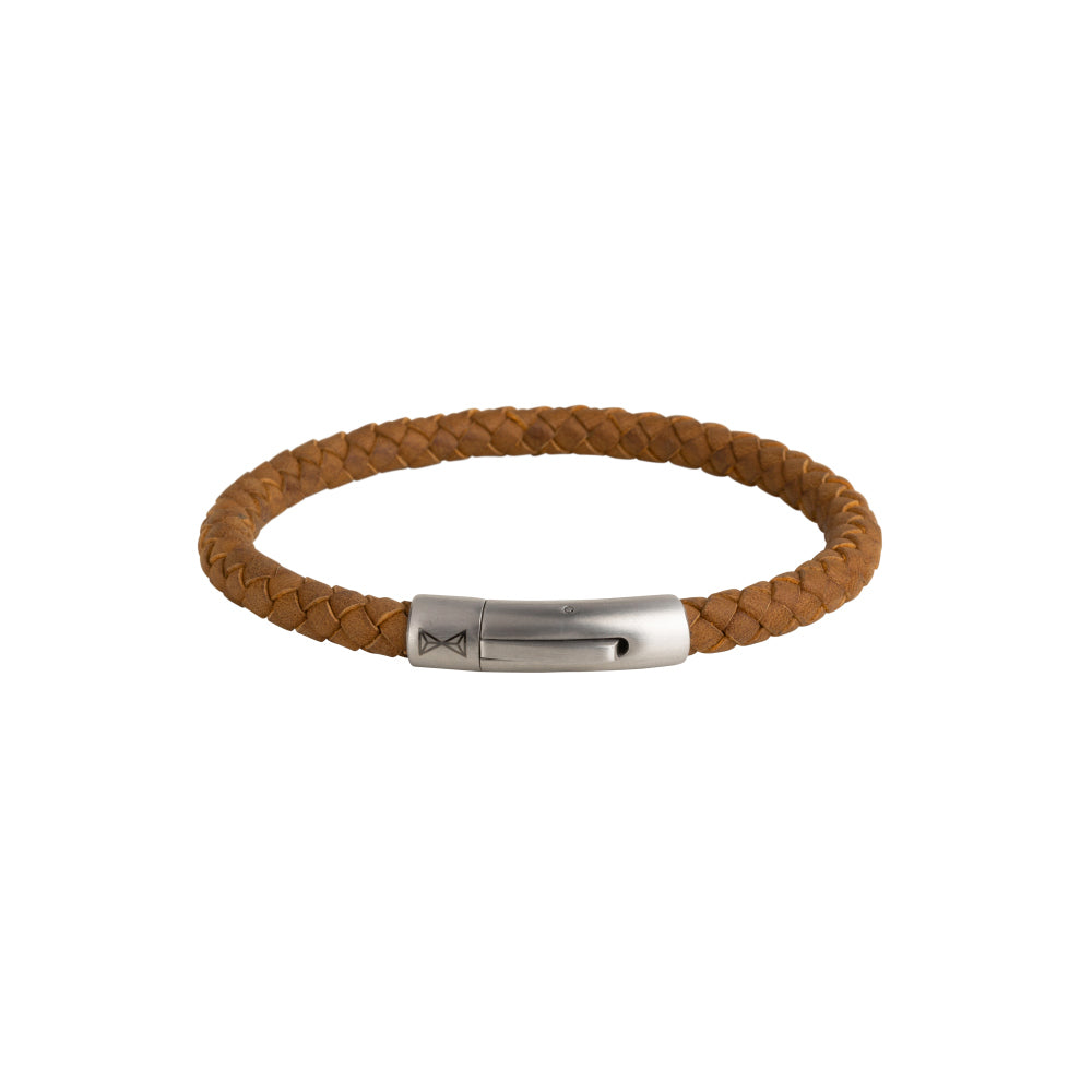 Leren armband voor heren in bruin met een gevlochten ontwerp en een zilverkleurige sluiting.