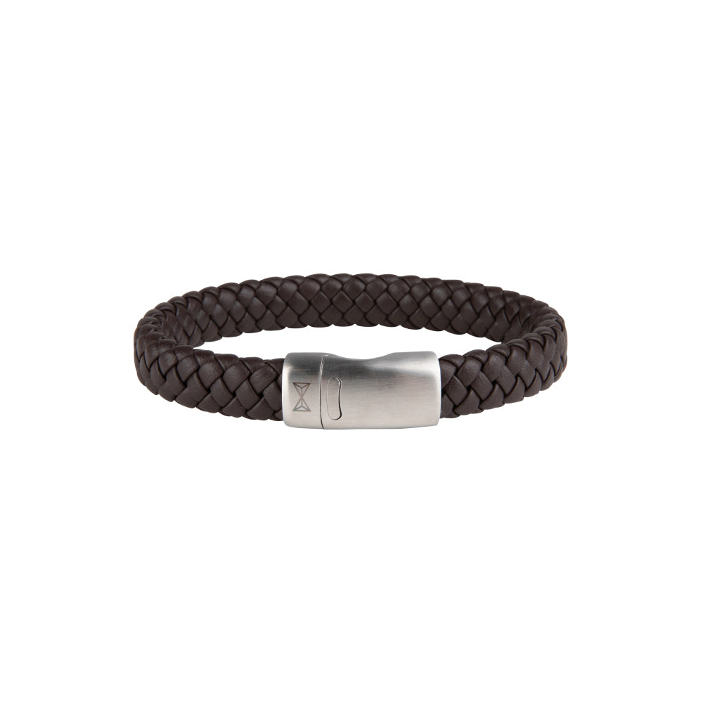 Bruine leren armband voor heren met een gevlochten ontwerp en een zilverkleurige sluiting.