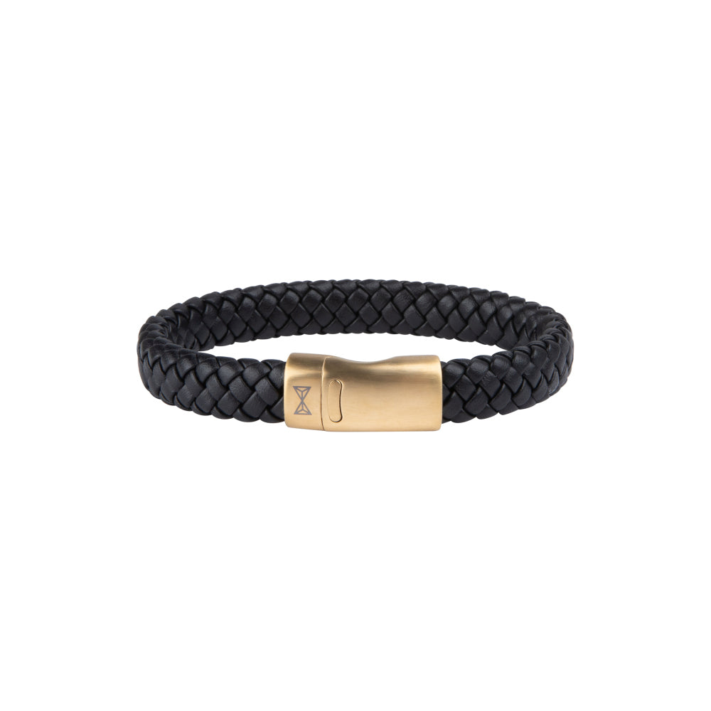 Zwarte leren armband met gevlochten ontwerp en gouden sluiting.