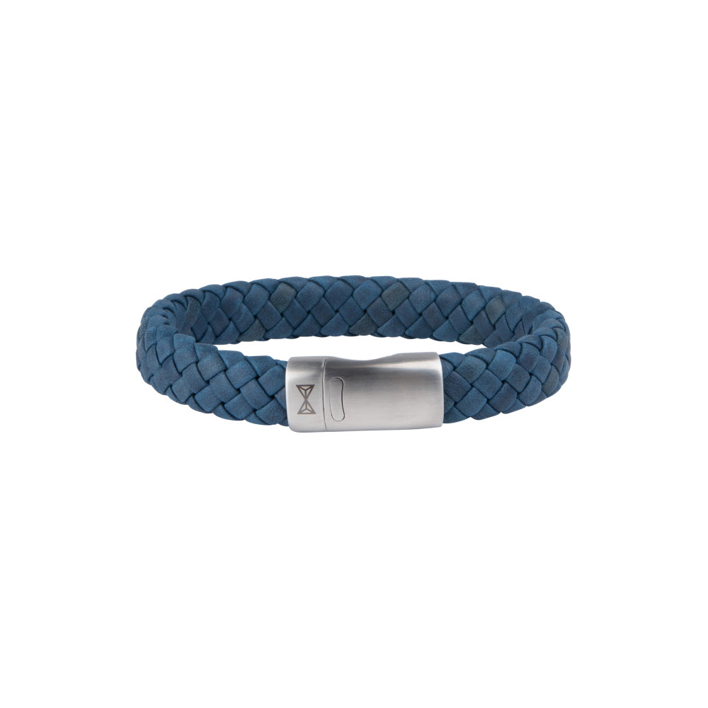 Leren armband voor heren in navy blauw met een metalen sluiting.