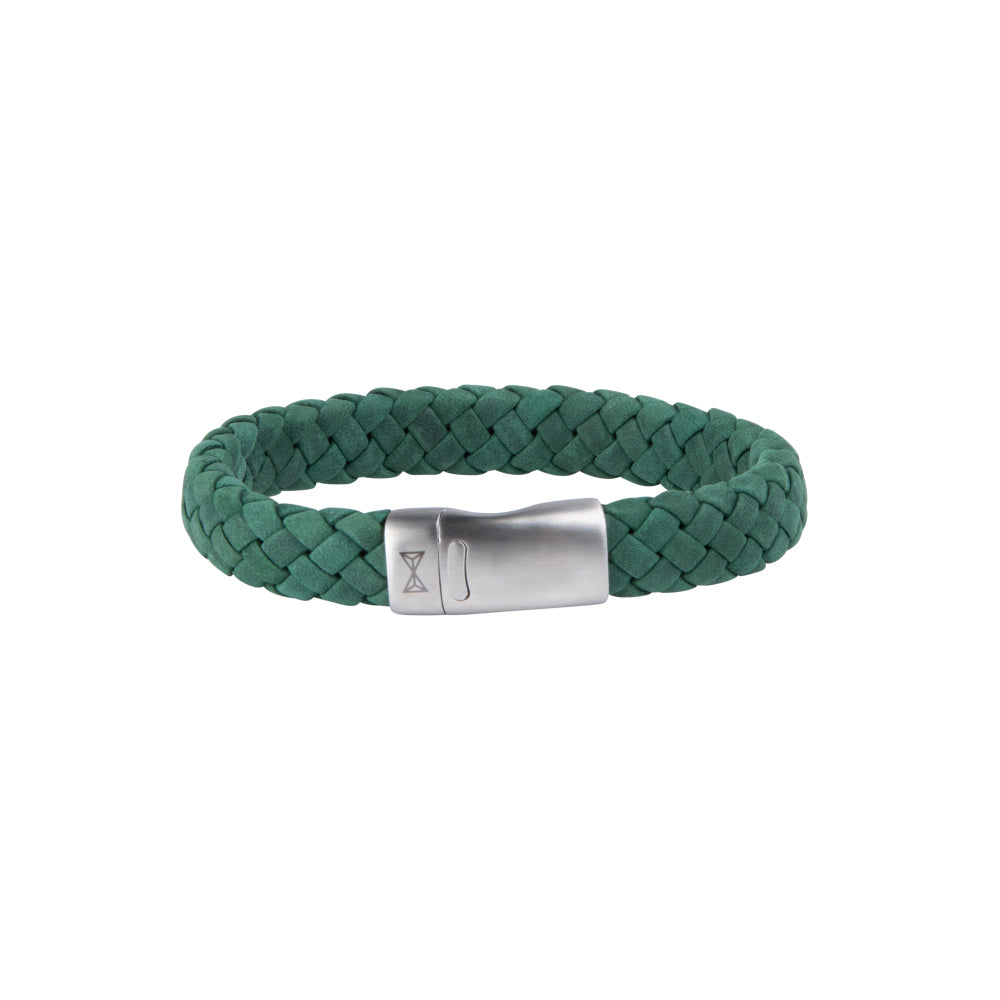 Groene leren armband voor heren met een gevlochten ontwerp en een zilverkleurige sluiting.