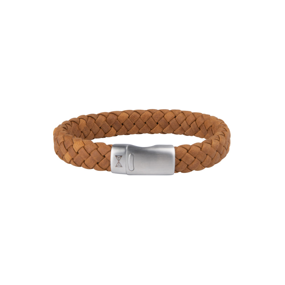 De Leren armband heren - Iron Jack Noyer van AZE Jewels is een bruine gevlochten leren armband met een zilveren sluiting, met een avontuurlijk gegraveerd ontwerp. De geweven textuur versterkt de eenvoudige maar elegante uitstraling.