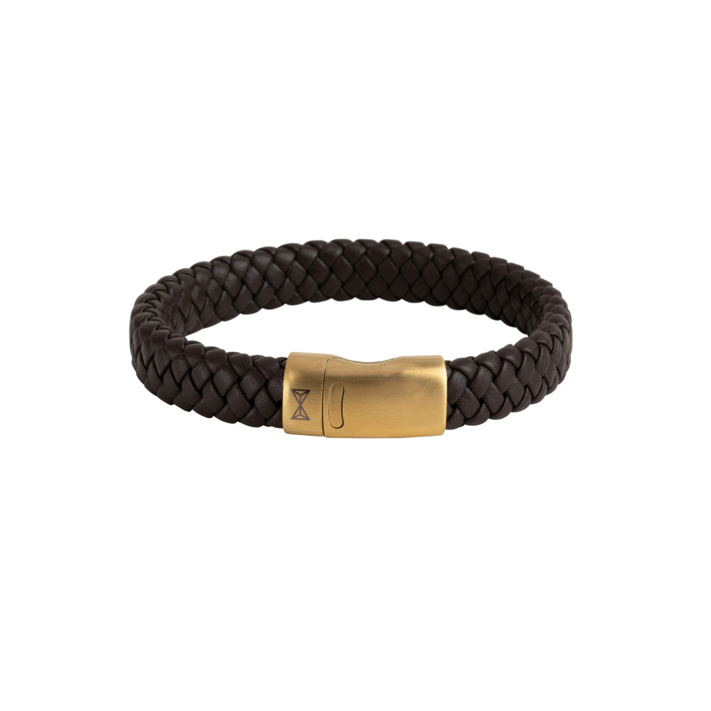 Leren armband voor heren in donkerbruin met gevlochten ontwerp en gouden sluiting.