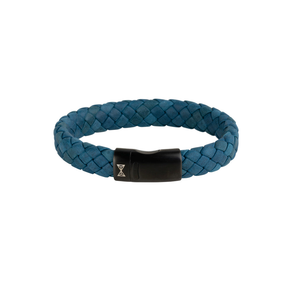 Leren armband voor heren in navy blauw met een zwarte sluiting en gevlochten ontwerp.