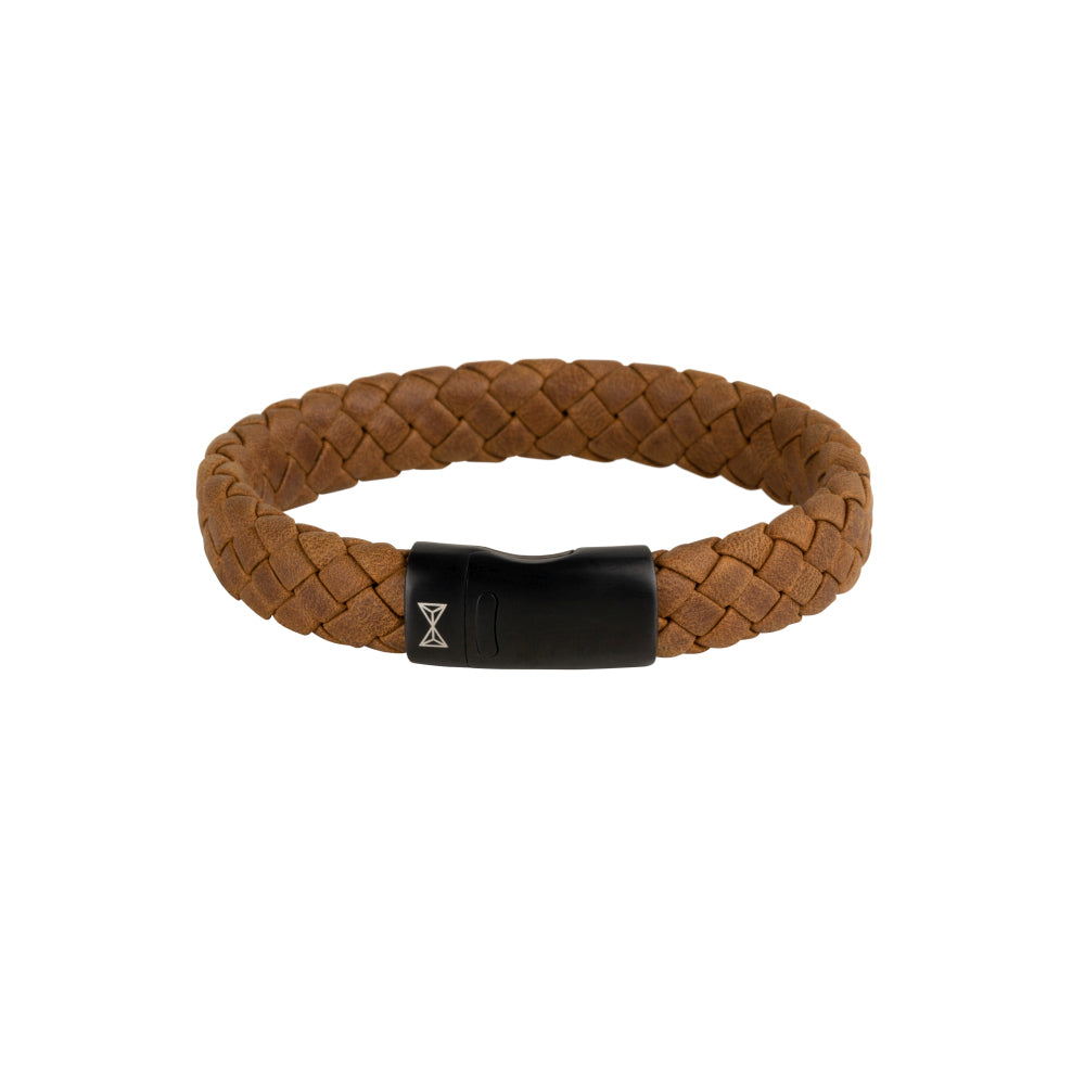 Leren armband voor heren in bruin met gevlochten ontwerp en zwarte sluiting.