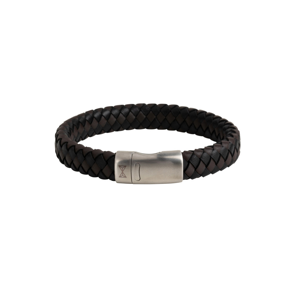 De AZE Jewels Leren armband heren - Iron Jack Zwart-Bruin is gemaakt van gevlochten leer met een zilveren magneetsluiting en kleine gegraveerde symbolen, plat weergegeven op een witte achtergrond.